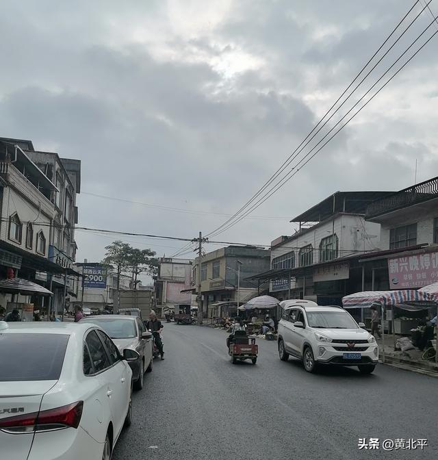 广西百色靖西市与越南交界的新兴街，边境街上的小吃卷粉真好吃