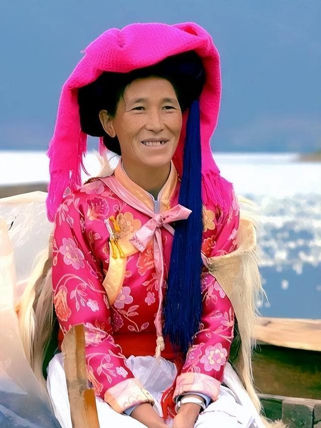 真正的女儿国：男不娶女不嫁，相中就晚上爬窗户，孩子扔给舅舅养