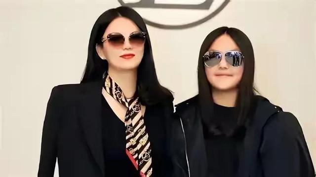 税务问题被曝不到1天，李湘再迎3大噩耗，“底裤	”被扒的干干净净