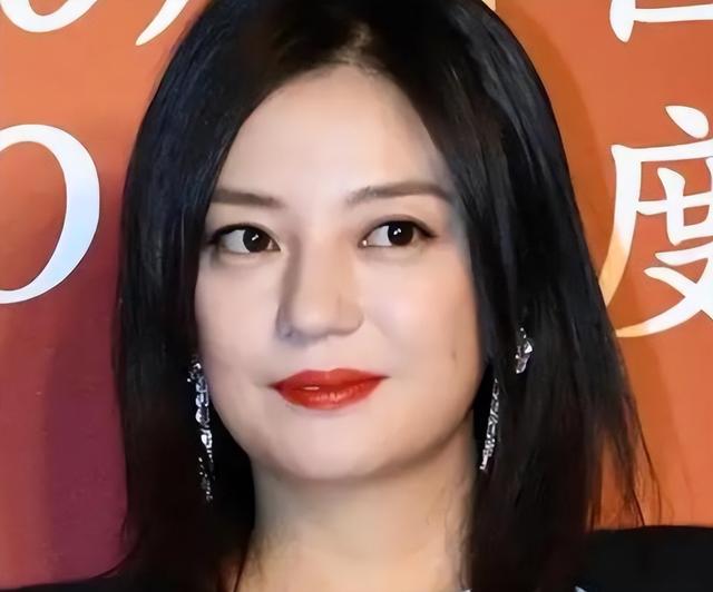 婚姻事业全无，消失4年后，49岁赵薇再曝近况，胃癌传闻真相曝光