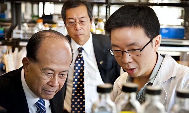 2909亿身价有何用？97岁的李嘉诚无力回天，两个60岁儿子已成心病
