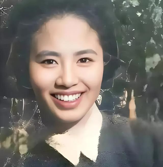 陈毅夫人张茜有多美？41岁和周总理合影，气质非凡美丽动人