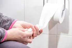 无论男女，大便时出现3个表现，警惕是否患上3类疾病，快去检查图片