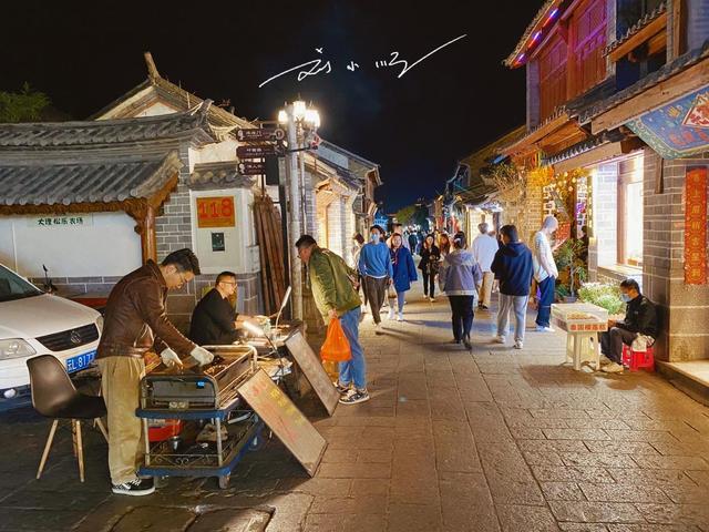 夜幕下的大理古城：满街地摊到底是“特色”，还是“煞风景”？