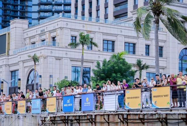 竞技与城韵共振！2025年尾波冲浪世界杯海口开幕，全球高手逐浪自贸港