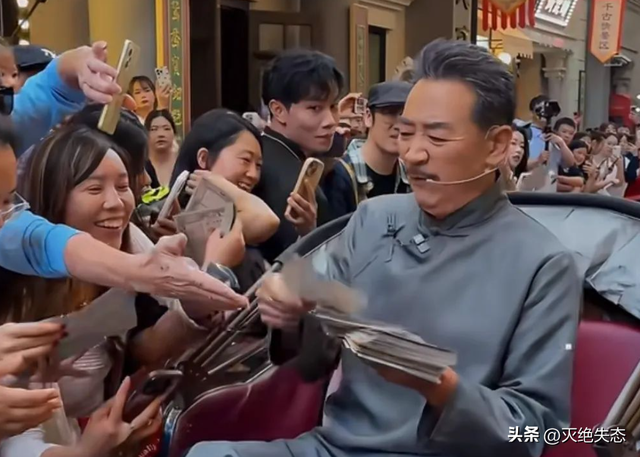 落难的凤凰不如鸡，这些沦落到给景区打工的明星，一个比一个心酸
