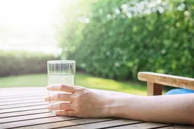 喝了水多久会有尿意？一分钟了解身体水分循环！图片