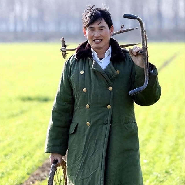 网暴案胜诉仅1月，56岁大衣哥辟谣跳楼身亡，头疼的何止他一人