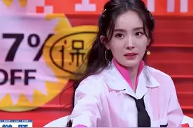 在资本面前明星有多卑微？杨幂被搂腰？张艺谋酒局被推开不敢出声图片