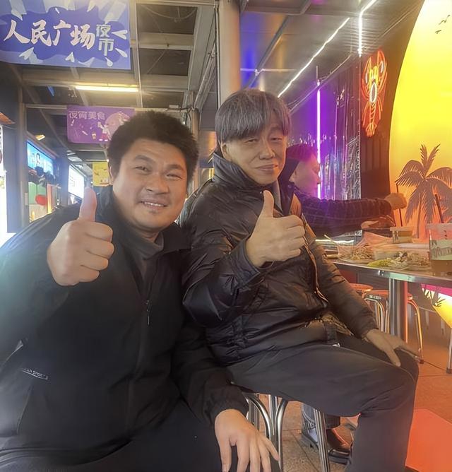 梁小龙被曝离世仅1天，恶心的一幕还是发生	，徒弟怒斥吃相太难看