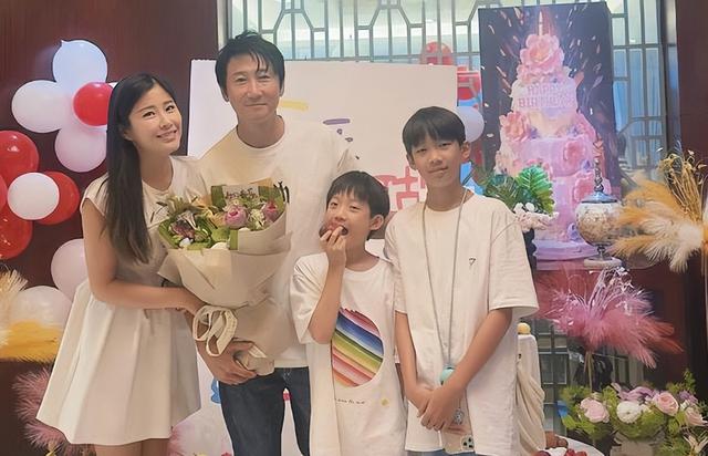 突发！知名港星举家搬离香港移居深圳，宣布这辈子都不再搬家