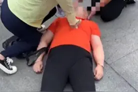 无锡护士上海高温下跪地救人，膝盖都磨破了，她说救人是职业本能图片