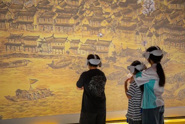 秋光正好，登高祈福正当时！台儿庄古城复兴楼“登高祈福”活动已开启，愿你拾级而上，步步皆好运！