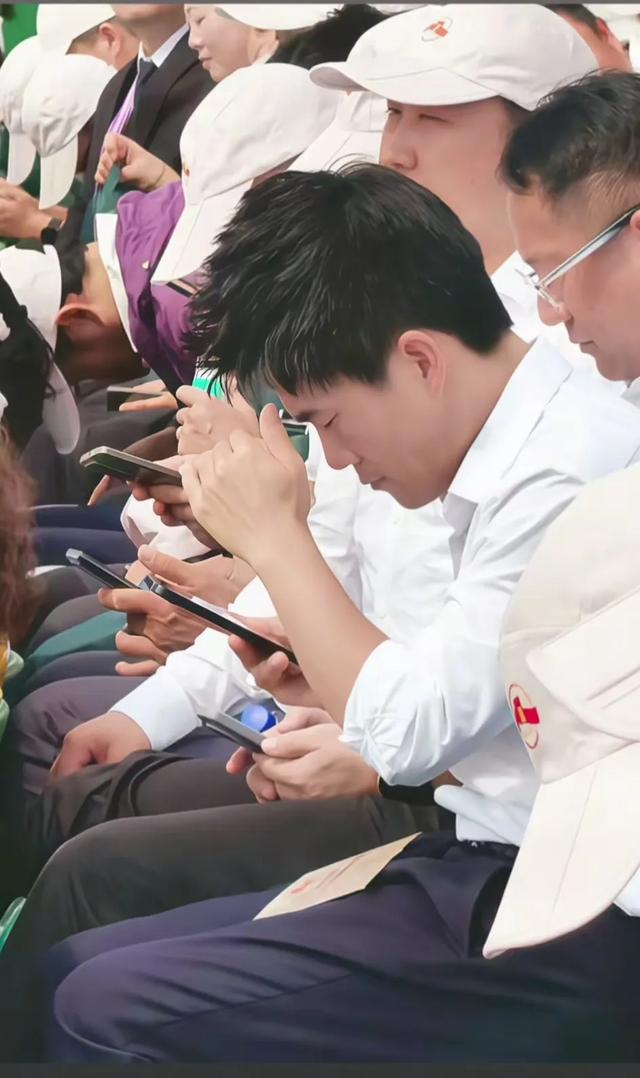 董宇辉观礼现场近照暴露，能够近距离与他接触是一件幸事