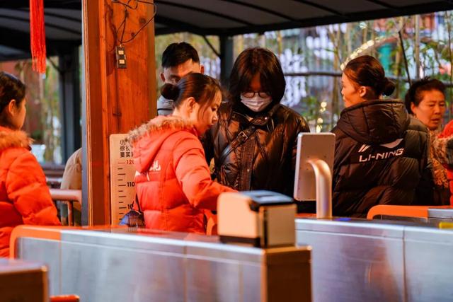 演出散场后，我在印象大红袍被“正式收编”为一匹马，真实写照，过于好笑！