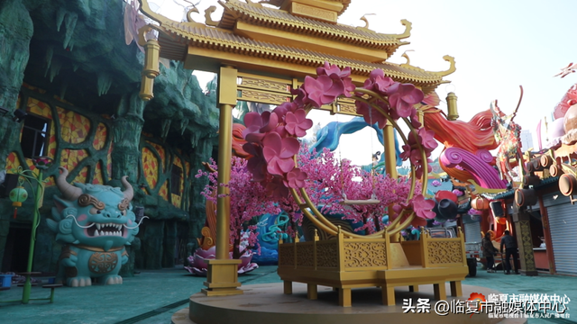 花仙藏河州韵，恐龙述亿年史！花开临夏不夜城景观，藏着独属于花都临夏的“精彩故事 文化浪漫”～