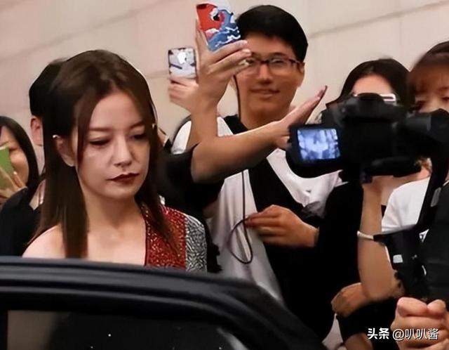 拔出萝卜带出泥！49岁赵薇近况被曝	，原来圈内封杀只是冰山一角