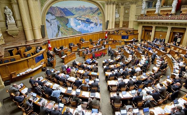 历史开了个玩笑	，先倒下的不是乌克兰，而是百年中立的瑞士？