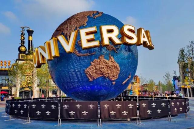 同是世界级主题乐园，为何上海迪士尼赚，北京环球影城亏？