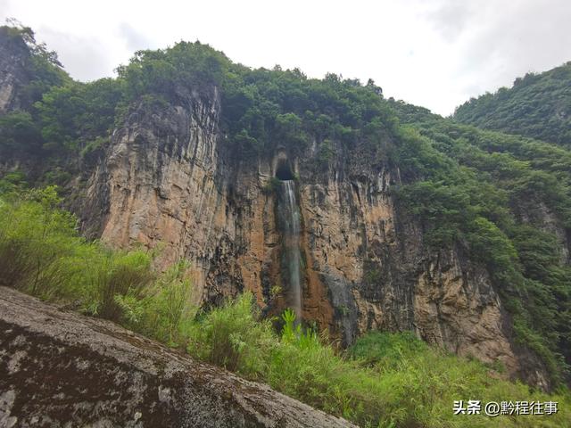 旧时古道，如今人迹罕至；峡谷中间，有一个美丽野瀑布