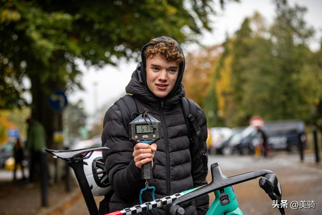 众多中国自行车与零件：英国爬坡锦标赛上有趣的器材