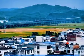 内蒙古计划2025年在蒙东蒙西间开行动车组图片