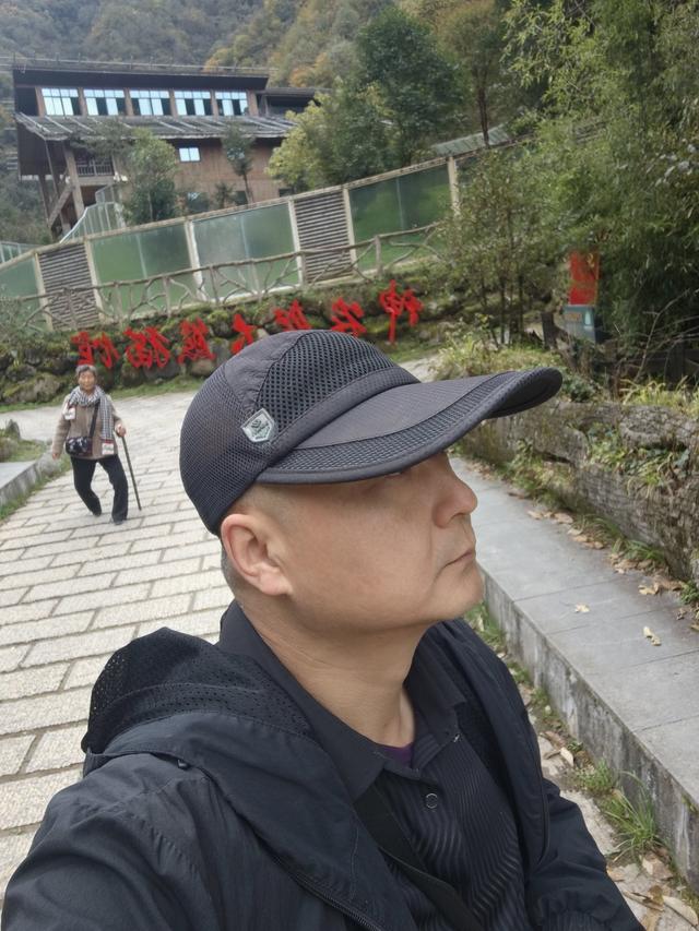 官门山遇熊猫爵爷：黑猿抱臂迎客，清溪漫谈秋日闲