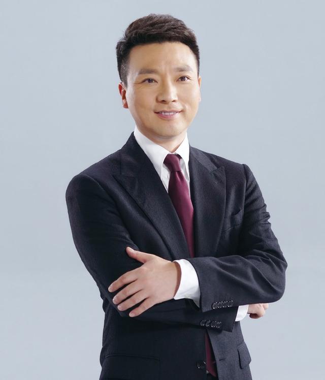 事实证明，54岁“丁克”了半辈子的康辉，早已走上了另一条大道