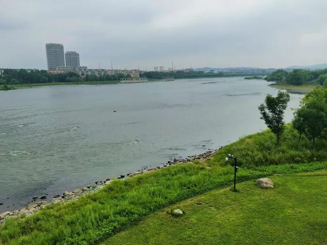 流经吉林市区的松花江