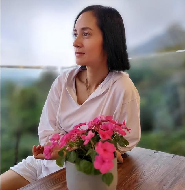 她，认干爹，拍风月片，被导演霸王硬上弓，靠山去世后沦为清洁工