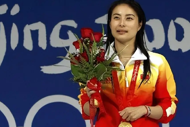 央视对郭晶晶的称呼变了，三字之差释放强烈信号，霍震霆全说对了