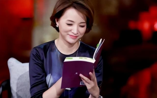 央视一姐，十年春晚主持，一张执行令，扯下52岁董卿消失的遮羞布