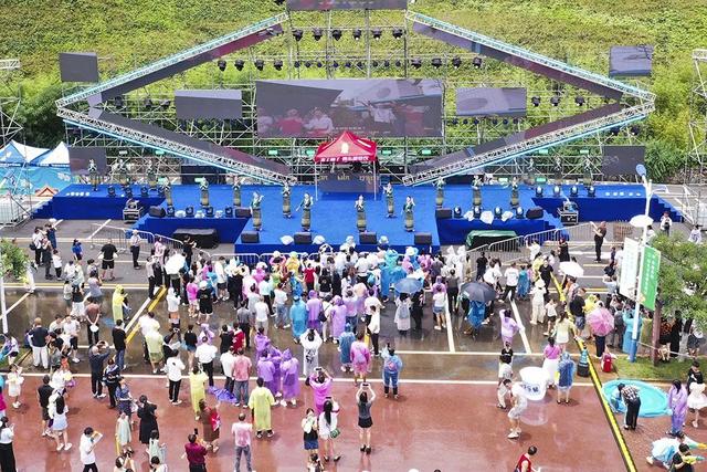 兴义首届民族泼水节：点燃夏日激情 共赴清凉之约