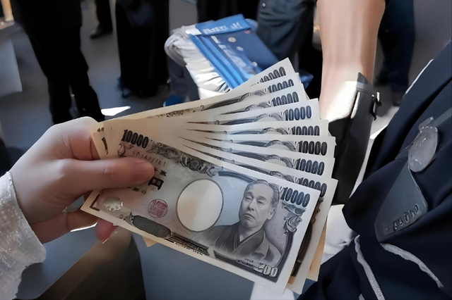 上百架美军机集结亚太	，只等特朗普下令，中方上千艘船严阵以待