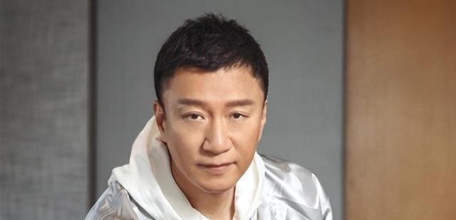 孙红雷小娇妻真是“大号水蜜桃”，丰满还穿紧身连衣裙翘臀好迷人