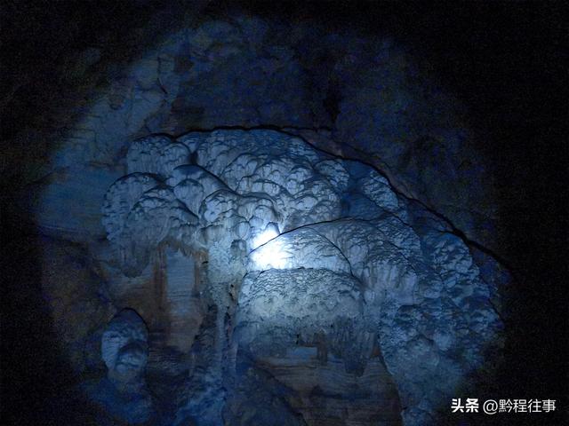 偏远乡野中寻找一个古寺遗址，探险一个深邃溶洞