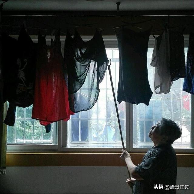 冯巩：与姐姐在大哥家过中秋节，父母不在了，兄弟姐妹感情依旧
