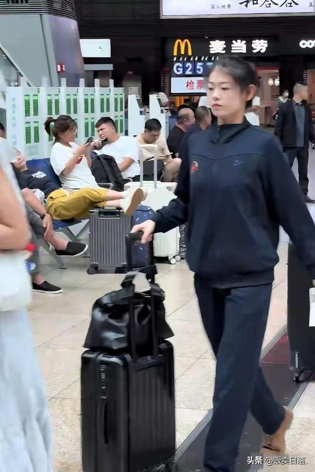 女民兵们各自返程回家，身高都在180左右，军装一脱，姹紫嫣红！