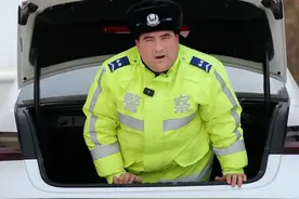 纵览快评｜交警“馕言文”视频爆火，受众意识是关键图片