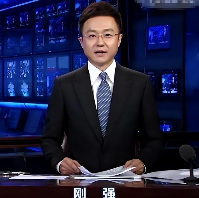 阅兵解说员揭秘，原来是他们俩，都是我们熟悉的央视著名主持人