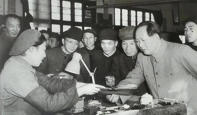 蒋介石在日记里坦言过：重庆谈判放走毛泽东，全是因为这两点！
