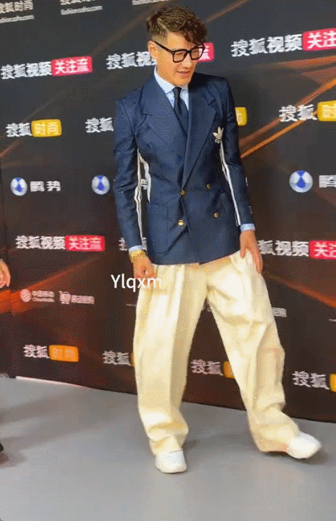 北京红毯，摔跤、独眼龙造型	、礼服搭棉鞋	，走秀反成大型灾难现场