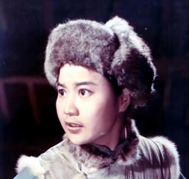 吃里扒外、永不回国？带30名演员留美不归，如今年过花甲归来