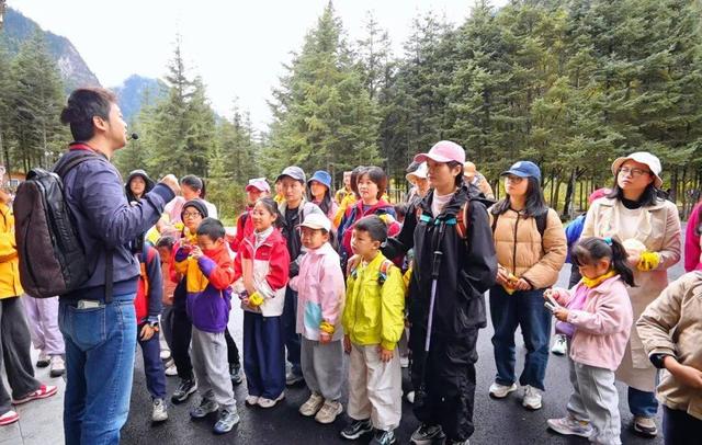 彩林逢初雪！毕棚沟2025“花样遛娃”徒步活动收获满满！