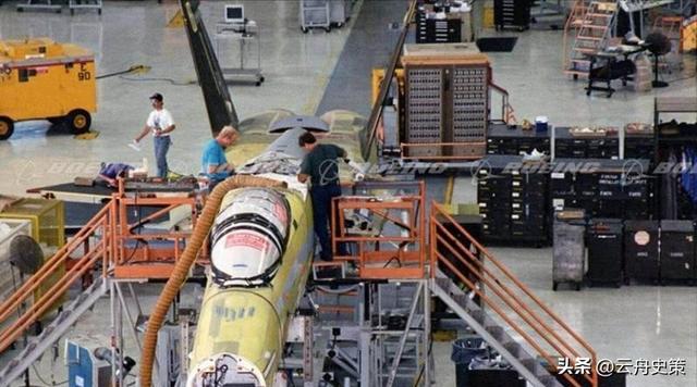 中方霸气反制，人民日报通告美国，特朗普忍气吞声，不愿取消访华