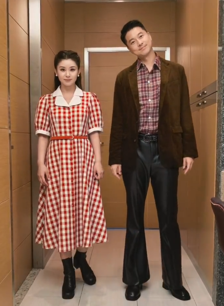 王雷李小萌北京豪宅庆生，吃仨菜被嘲小气，却因桌上的一盒烟圈粉