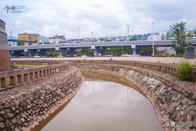 西昌古城始建于明洪武二十年，是凉山地区珍贵文物遗存最多的地方