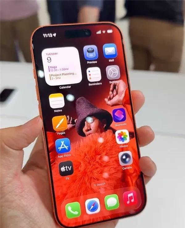 苹果终于“低头”！开始拼起了性价比，iPhone17标准版销量暴涨！