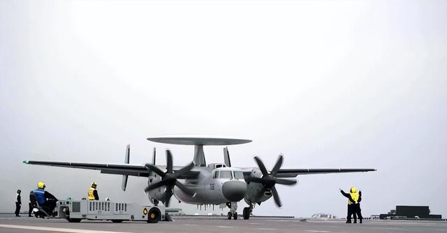 歼-35从福建舰上弹射起飞，解放军向全球宣告，中国航母顶级战力