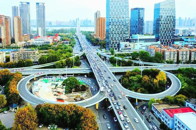 武汉:从“不服输”到“YYDS”,这座城市到底有多能打?